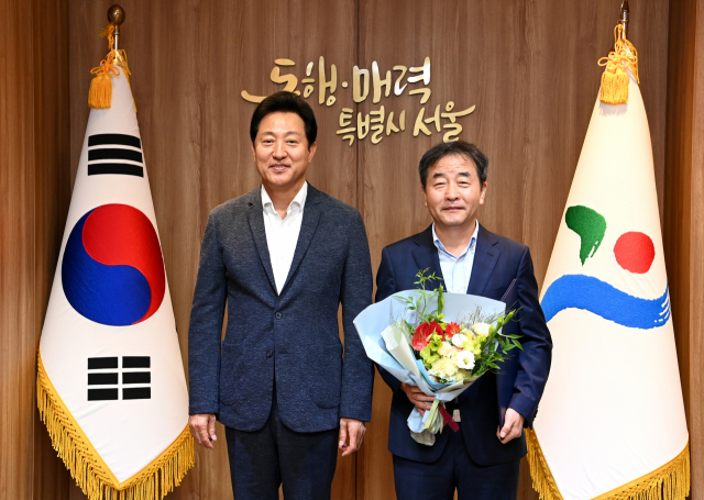 오세훈(왼쪽) 서울시장과 박노황 TBS 이사장이 기념 촬영을 하고 있다. 사진 제공=서울시