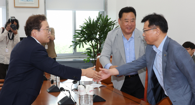 이양수(오른쪽) 국민의힘 원내수석부대표와 송기헌 더불어민주당 원내수석부대표가 지난달 31일 서울 여의도 국회에서 열린 여야 수해복구 태스크포스 2차 회의에서 인사하고 있다. 연합뉴스