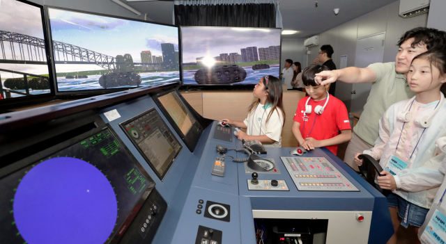 초등학생들이 17일 HMM오션서비스 트레이닝 센터에서 선박 조종 시뮬레이션 체험을 하고 있다. 사진 제공=HMM