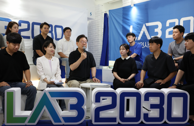 이재명 더불어민주당 대표가 18일 마포구의 한 건물에서 열린 ‘LAB 2030’ 출범식에서 축사를 하고 있다. 연합뉴스