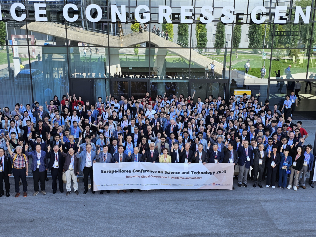 지난 15일(현지시간) 독일 뮌헨공대 사이언스콩그레스센터에서 열린 ‘한국-유럽 과학기술학술대회(EKC 2023)’에 참석한 국내외 한인 과학자, 공학자, 기관·기업 관계자들이 행사장 입구에 모여 기념사진을 찍고 있다. 뮌헨(독일)=한국과학기자협회 공동취재단