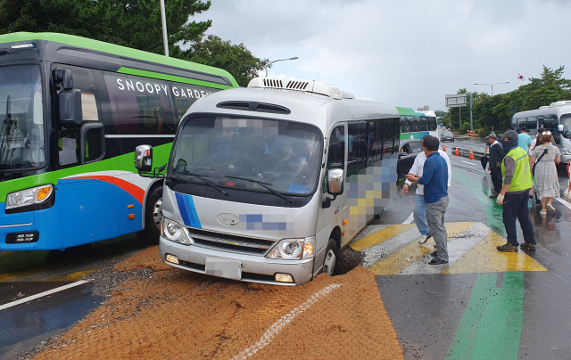 18일 오전 제주국제공항 입구 교차로에 발생한 포트홀에 렌터카 셔틀버스가 빠지는 사고가 발생했다./연합뉴스