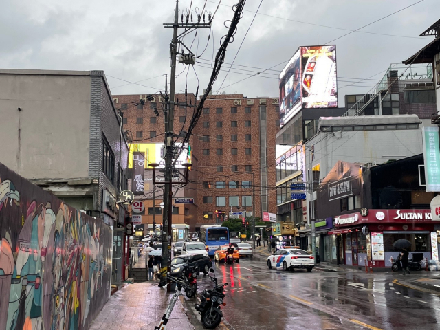 지난달 13일 이태원 앤틱가구거리 입구에서 바라본 해밀톤 호텔의 전경. 사진=차민주 인턴기자