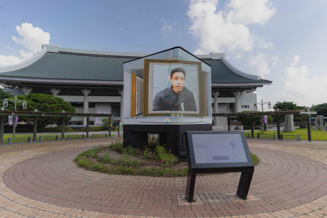 독립기념관 내 3·1문화마당에 설치된 미디어파사드에서 컬러로 재현된 안중근 의사의 모습. 사진 제공=SK텔레콤