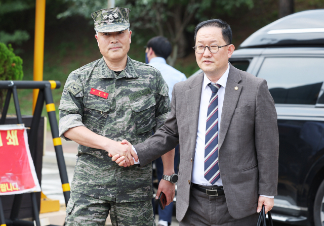 박정훈 전 해병대 수사단장이 지난 18일 오후 승인 없이 TV 생방송에 출연한 것과 관련해 열린 징계위원회에 출석하기 위해 경기도 화성시 해병대 사령부로 들어가고 있다. 연합뉴스