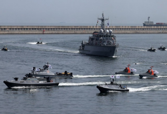 지난 6월 8일 오후 부산작전기지에서 유·무인 복합전투체계 ‘네이비 씨 고스트(Navy sea Ghost)를 적용한 상륙작전이 시연되고 있다. 맨 앞에 LIG넥스원이 개발한 ’해검‘ 시리즈와 한화시스템의 ’해령‘이 기동하고 있다. 연합뉴스