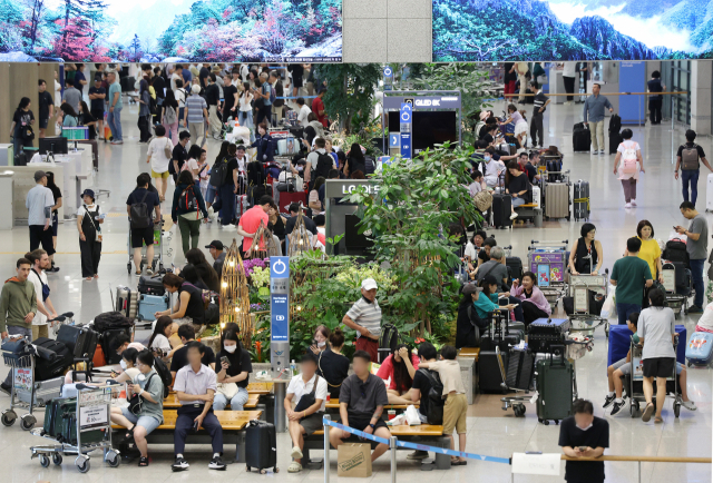 17일 인천국제공항 제1터미널 입국장이 해외 입국자와 환영객으로 붐비고 있다. 공사는 하계 성수기 공항 이용객이 코로나19 이전의 85% 수준으로 회복함에 따라 공항 운영을 완전 정상화한다고 밝혔다. 연합뉴스