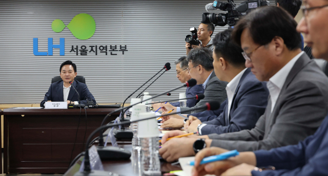 원희룡 국토교통부 장관이 20일 오후 서울 강남구 한국토지주택공사(LH) 서울지역본부에서 열린 LH 용역 전관카르텔 혁파 관련 긴급회의에서 발언하고 있다. 권욱 기자 2023.08.20