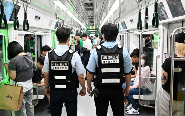 20일 오후 서울 영등포구 당산역에서 출발한 서울지하철 2호선 열차에서 서울교통공사 지하철보안관이 순찰하고 있다. 전날 서울교통공사는 흉기난동 범죄에 대비해 경계근무를 강화한다고 밝혔다. 공사에 따르면 가스총을 휴대한 보안관이 열차에 탑승해 2인 1조로 순찰한다. 권욱 기자 2023.08.20