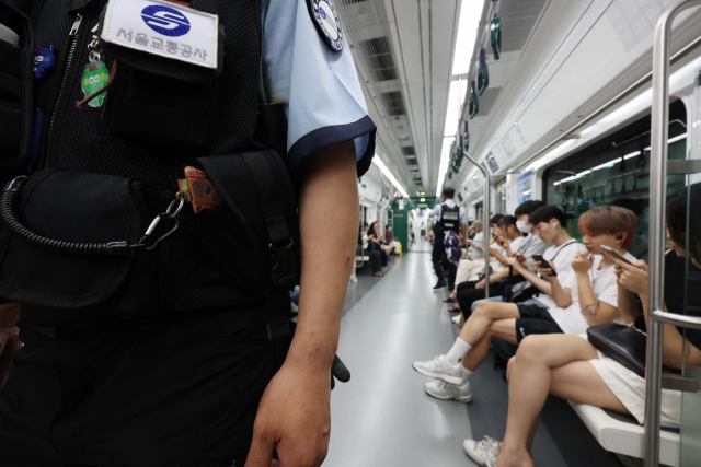 20일 오후 서울 영등포구 당산역에서 출발한 서울지하철 2호선 열차에서 서울교통공사 지하철보안관이 순찰하고 있다. 전날 서울교통공사는 흉기난동 범죄에 대비해 경계근무를 강화한다고 밝혔다. 공사에 따르면 가스총을 휴대한 보안관이 열차에 탑승해 2인 1조로 순찰한다. 권욱 기자 2023.08.20