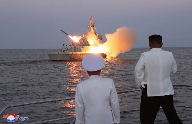 김정은 북한 국무위원장이 한미연합연습 ‘을지 자유의 방패(UFS·을지프리덤실드)’를 기해 해군 함대를 시찰하고 전략무기 발사훈련을 참관했다. 연합뉴스