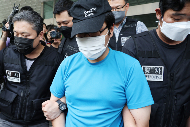 신림동 등산로 성폭행 사건의 피의자 최모씨가 19일 서울중앙지법에서 열리는 영장실질심사를 위해 관악경찰서를 나서고 있다. 연합뉴스