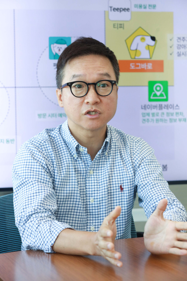 박수 LG유플러스 고객가치혁신담당이 서울 용산구 LG유플러스 사옥에서 진행한 인터뷰에서 질의에 답하고 있다. 사진 제공=LG유플러스
