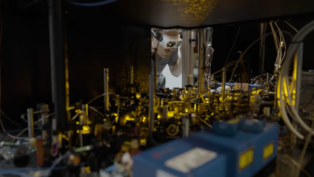 막스플랑크 양자광학연구소 연구원이 양자통신 실험을 하고 있다. MPQ 유튜브 캡처