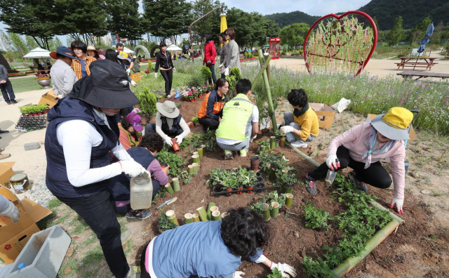 지난 2018년 태화강대공원에서 열린 시민정원사 회원 정원만들기 모습. 사진제공=울산시