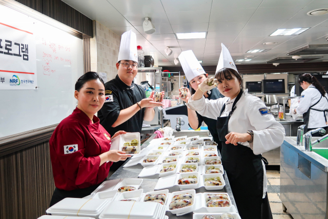 영산대학교 K-Food조리전공이 떡 만들기를 진행하고 있다. 사진제공=영산대