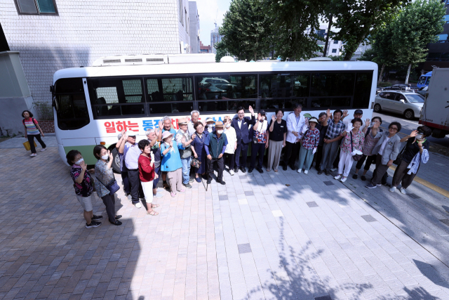 8월 18일 동작구치매안심센터 셔틀버스 시승식에 참여한 박일하 동작구청장과 주민들 모습. 사진 제공=동작구청