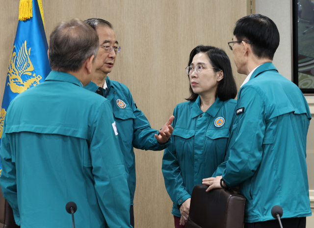 이상민 행정안전부 장관(왼쪽부터)과 한덕수 국무총리, 김현숙 여성가족부 장관, 방문규 국무조정실장이 21일 서울 용산 대통령실 청사에서 열린 을지 및 제35회 국무회의에서 대화하고 있다. 연합뉴스