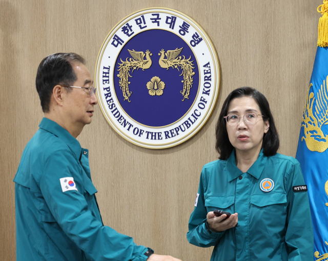 한덕수 국무총리와 대화하는 김현숙 여가부 장관 (서울=연합뉴스) 임헌정 기자 = 한덕수 국무총리와 김현숙 여성가족부 장관이 21일 서울 용산 대통령실 청사에서 열린 을지 및 제35회 국무회의에서 대화하고 있다. 2023.8.21 kane@yna.co.kr (끝)