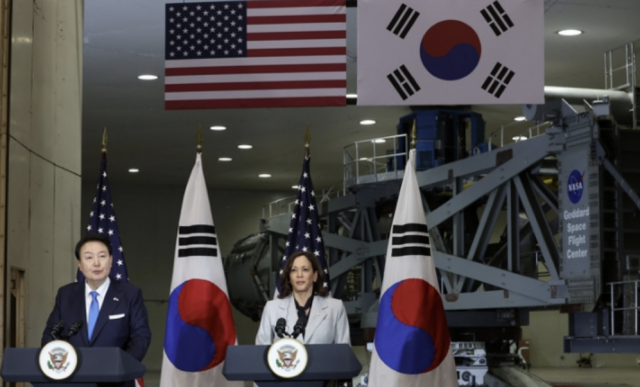 윤석열 대통령이 지난 4월 미국 NASA를 방문했을 때 카멀라 해리스 부통령과 기자회견을 하고 있다.
