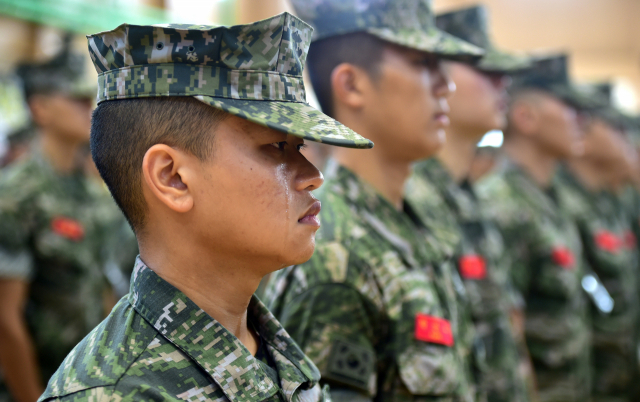 지난 7월 22일 경북 포항 해병대 1사단 체육관인 ‘김대식관’에서 열린 고 채 상병 영결식에서 해병대원이 눈물을 흘리고 있다. 연합뉴스