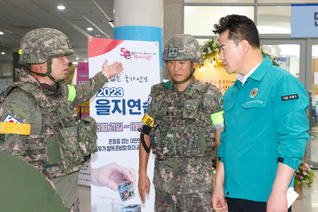 지난 21일 오언석(오른쪽) 도봉구청장이 구청사전시종합상황실에서 열린 ‘을지연습 최초 상황보고회’에 참석했다. 도봉구 제공