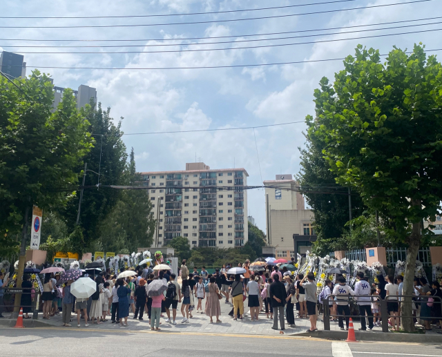 21일 오후 서울 서초구 서이초등학교 정문이 아이들의 하교를 기다리는 학부모들로 북적이고 있다. 이승령 기자