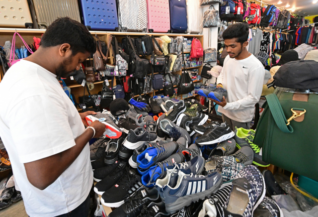 16일 충북 음성군 금왕읍의 한 상점에서 스리랑카 노동자들이 쇼핑을 하고 있다. 음성=성형주 기자