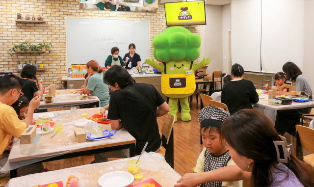 지난 19일 경기도 파주시에 위치한 홈플러스 문화센터 파주운정점에서 전문 강사가 아이들을 대상으로 CJ프레시웨이 '아이누리'의 쿠킹클래스를 진행하고 있다. /사진 제공=CJ프레시웨이