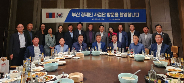 김대식 경남정보대학교 총장과 부산지역 9개 중견기업 대표로 꾸려진 ‘민간 교육·경제 교류 사절단’이 몽골 정부 관계자들과 몽골 학생 입학 시 전액 장학금을 지급하는 내용이 담긴 양해각서를 체결하고 기념촬영을 하고 있다. 사진제공=경남정보대