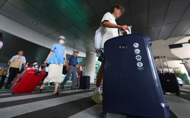 지난 15일 중국 관광객들이 인천국제공항 여객터미널에서 버스 탑승장으로 이동하고 있다. 연합뉴스