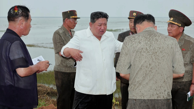 김정은 북한 국무위원장이 지난 21일 평안남도 간석지건설종합기업소 안석간석지 피해복구 현장을 현지지도 했다고 조선중앙통신이 22일 보도했다. 연합뉴스