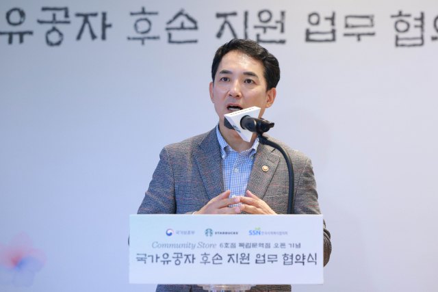 박민식 국가보훈부 장관이 지난 18일 오후 서울 종로구 스타벅스 독립문역점에서 열린 국가유공자 후손 지원 업무협약식 및 커뮤니티 스토어 6호점 오픈식에서 인사말을 하고 있다. 연합뉴스