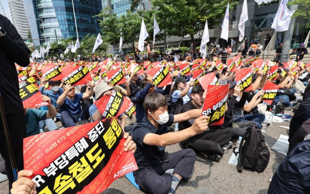 전국철도노동조합 조합원들이 지난 6월 15일 오후 서울 지하철 4호선 서울역 인근 한강대로에서 열린 철도노동자 총력결의대회를 열고 있다. 연합뉴스