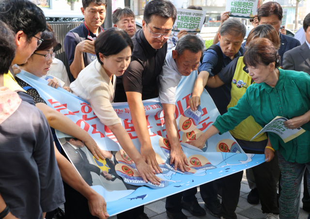 후쿠시마 핵오염수 투기반대 부산운동본부가 22일 부산 동구 일본영사관 앞에서 핵오염 방류 철회를 주장하는 기자회견을 열고 퍼포먼스를 하고 있다. 연합뉴스