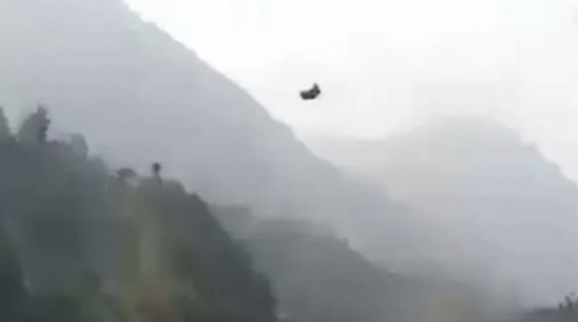 300m 허공에 매달려있는 파키스탄 케이블카 모습. 사진=BBC 뉴스 갈무리