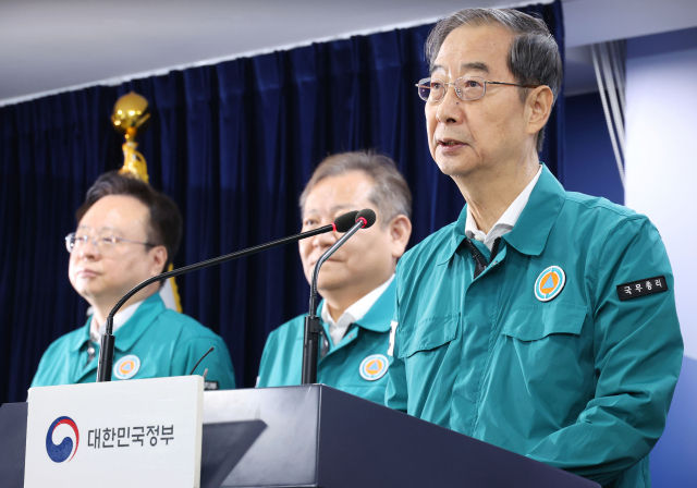 한덕수 국무총리가 23일 오전 서울 종로구 정부서울청사에서 이상 동기 범죄 재발 방지를 위한 담화문 발표를 하고 있다. 담화문 발표에는 이상민 행정안전부 장관, 한동훈 법무부 장관, 조규홍 보건복지부 장관, 윤희근 경찰청장이 배석했다. 연합뉴스