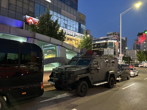 지난달 서울 신림역에 이어 3일 분당 서현역에서 불특정 시민을 대상으로 한 흉기난동 사건이 잇따라 벌어지자 경찰이 처음으로 특별치안활동을 선포했다. 사진은 성남 오리역에 배치된 전술장갑차. 사진=경찰청 제공