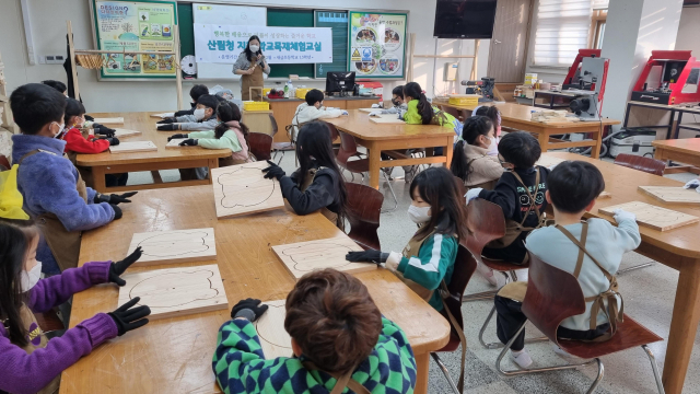 지난해 열린 목재체험교실에서 공구교육이 실시되고 있다. 사진제공=산림청