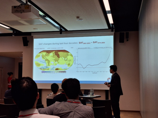 박원선 부산대 IBS 기후물리연구단 교수가 17일(현지시간) 독일 뮌헨에서 열린 '한·유럽 과학기술대회(EKC)'내 '인류세를 살아가다' 세션에서 특정 위도에서 기온이 낮아졌다는 기후 관측 자료에 대해 설명하고 있다. 뮌헨(독일)=한국과학기자협회 공동취재단