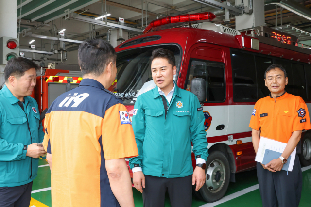 지난 23일 ‘소방차 길 터주기 훈련’의 일환인 ‘골든타임 확보 훈련’에 참여한 오언석 도봉구청장. 사진=도봉소방서 제공