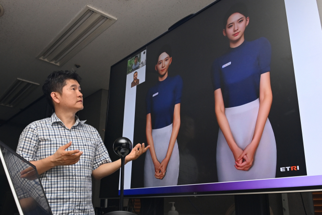 ETRI 이승욱 책임연구원이 렌더링된 디지털휴먼 영상을 보며 설명하고 있다. 사진제공=ETRI