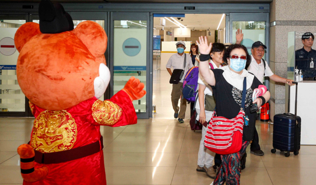 24일 인천국제공항 제1여객터미널에서 중국인 단체 관광객들이 입국하고 있다. 영종도=권욱 기자