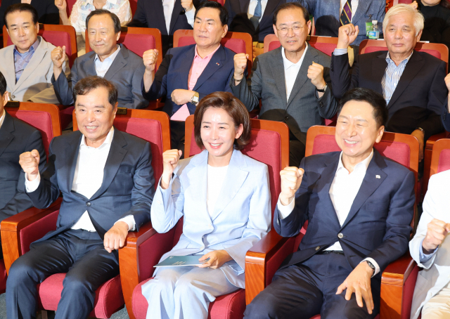 24일 국회에서 열린 '인구와 기후 그리고 내일' 창립포럼에서 나경원 이사장이 국민의힘 김기현 대표, 김병준 전경련 고문 등과 기념촬영을 하고 있다. 연합뉴스