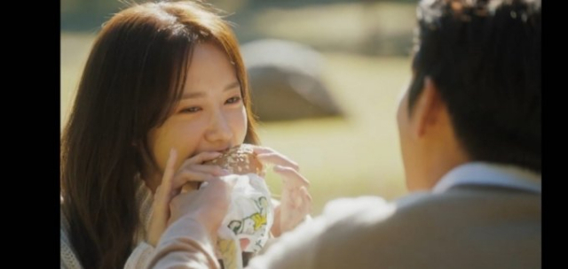 드라마 K2에서 주인공이 서브웨이 샌드위치를 먹는 장면/사진 출처=tvN 캡쳐