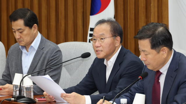 25일 윤재옥 국민의힘 원내대표가 국회에서 원내대책회의를 하고 있다. 연합뉴스