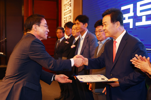 김성제 의왕시장이 대한민국 국토대전 시상식에서 국토교통부장관상을 수상하고 있다. 사진 제공 = 의왕시