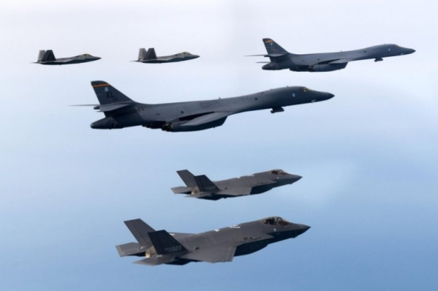 한미 공군이 지난 2월 1일 미 전략자산 전개 하에 2023년 첫 연합공중훈련을 실시하고 있다. 우리 측 F-35A 전투기와 미국 측 B-1B 전략폭격기 및 F-22·F-35B 전투기 등이 참여한 가운데 서해 상공에서 시행했다. 사진 제공=국방부