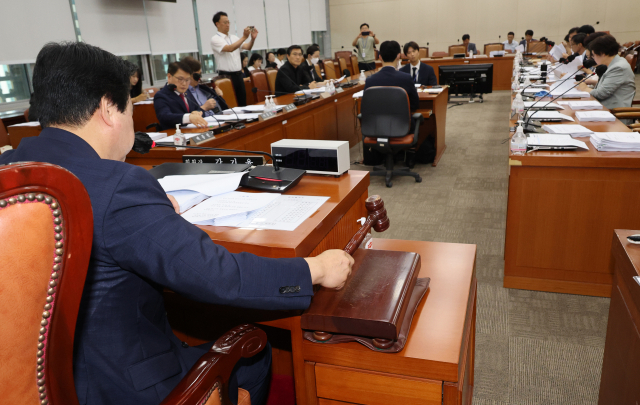 23일 국회 보건복지위원회 법안심사소위원회에서 강기윤 위원장이 회의를 진행하고 있다. 연합뉴스