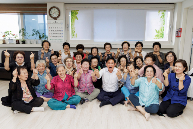 지난달 합정경로당에 방문해 어르신들과 기념사진을 찍고 있는 박강수(앞줄 왼쪽 네번째) 구청장. 사진 제공=마포구청